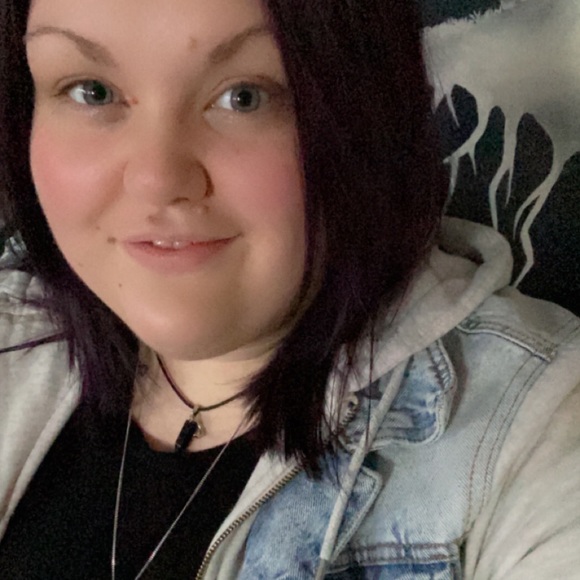 Meet your Posher, Selena - Picture 1 of 1